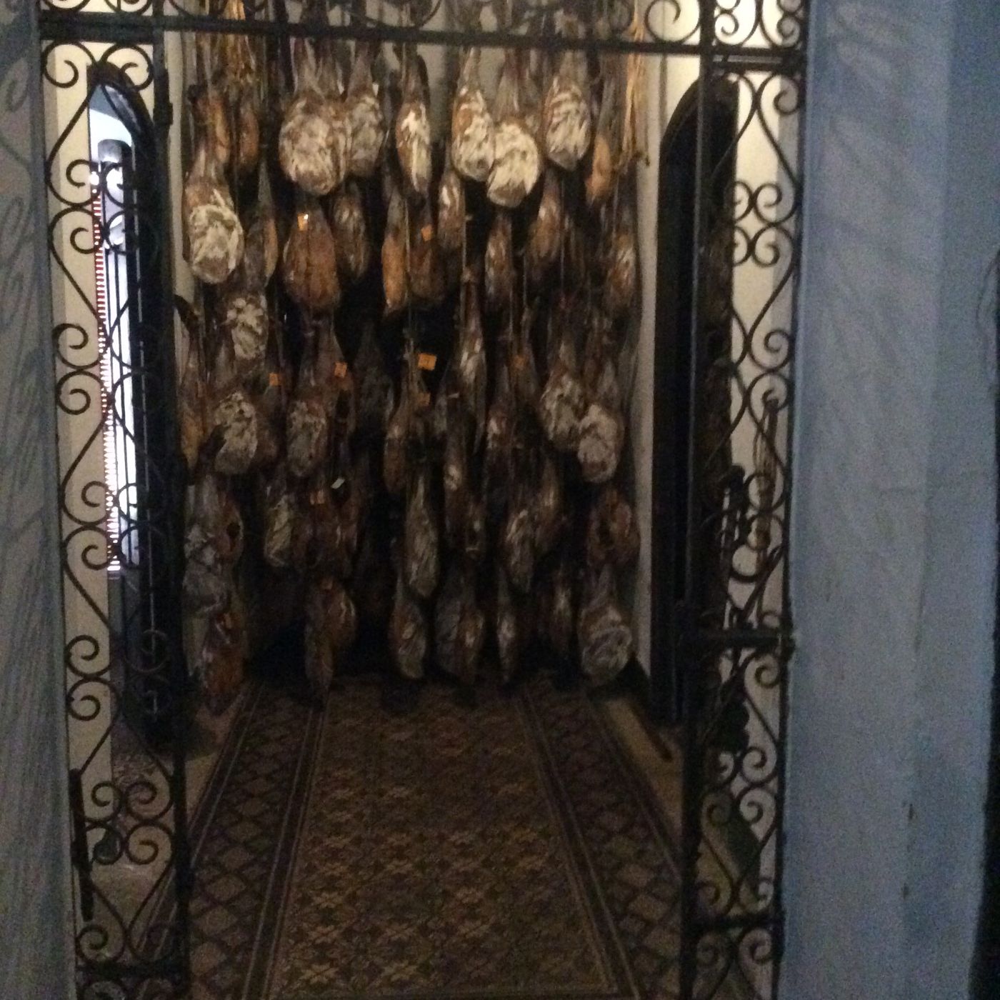 Bodega de jamones tras una reja de forja
