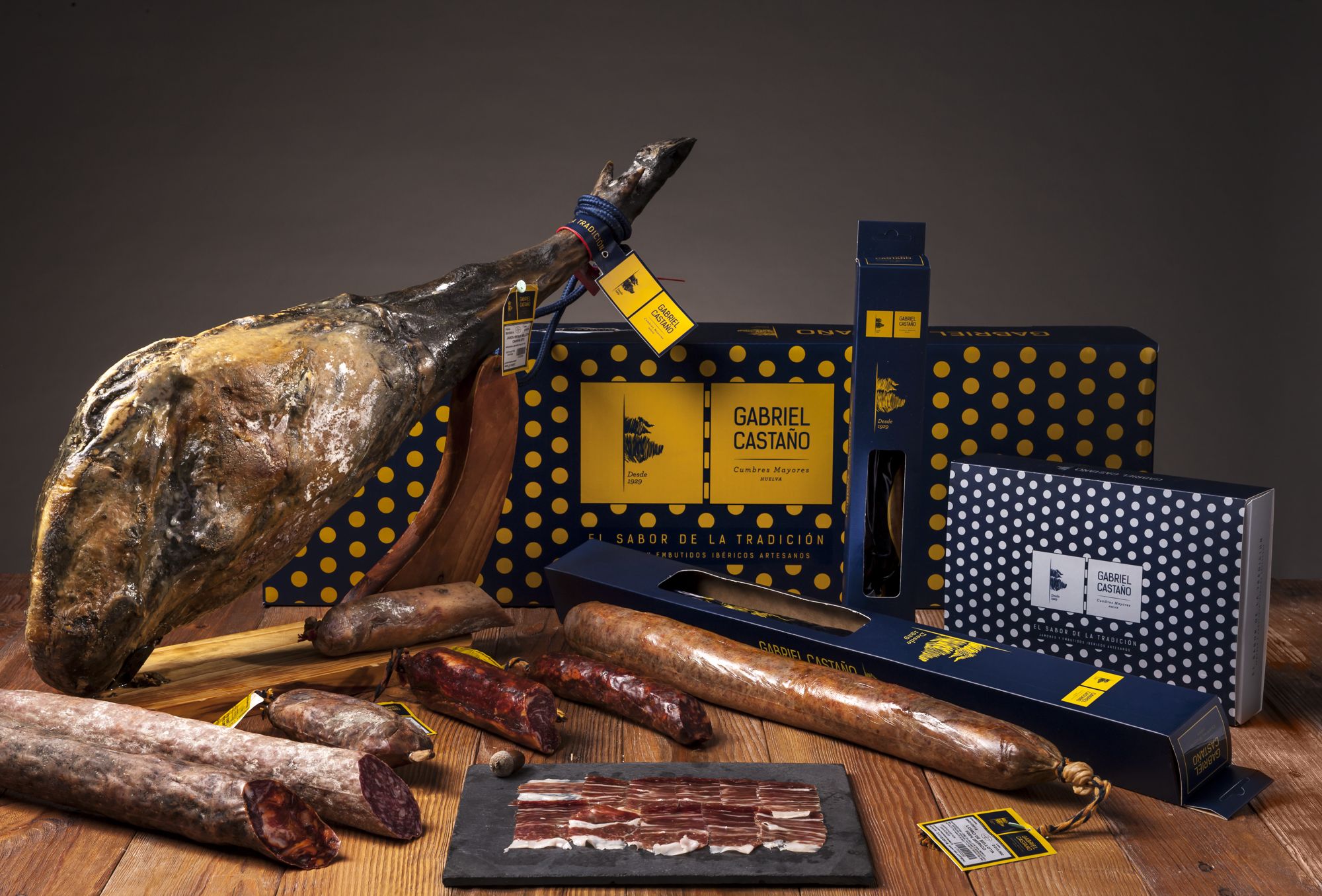 Jamón ibérico de bellota en jamonero con su caja de lunares, embutidos y estuches de regalo Gabriel Castaño