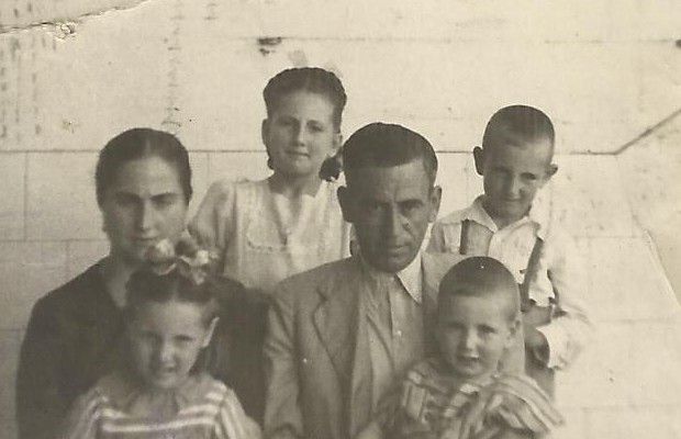 Fotografía familiar antigua de la familia Castaño